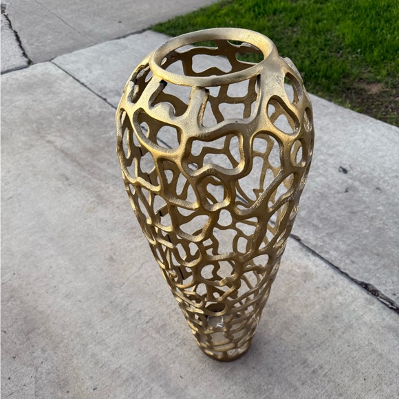 Angad Decorative vase Metallic - Brass Hand Finished Aluminum abstract pattern - Picture 4 of 4